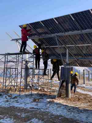 华电甘肃公司环县毛井 300MW 集中式光伏复合项目首个光伏方阵已带电